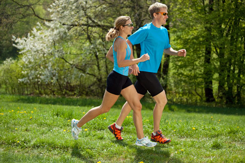 casal-caminha-no-parque