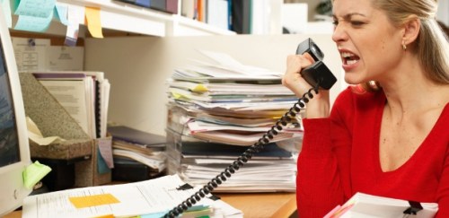 mulher-com-raiva-no-trabalho-1356531391528_615x3001