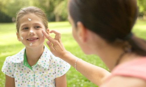 mae-passando-creme-na-filha-14577