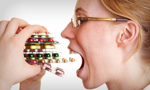 mulher-comendo-comprimidos-42617